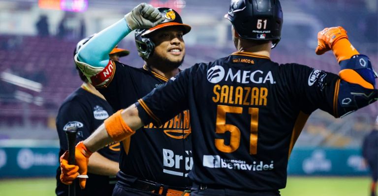 Calhoun es felicitado después de su jonrón