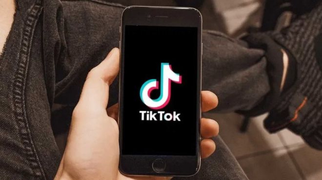 Foto ilustrativa de nota ¿Fin de la 'guerra' entre EU y China? TikTok firma acuerdo con tres inversores para vender su negocio en Estados Unidos