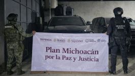 Foto que representa a Golpe al crimen en Michoacán: Aseguran bodega usada para fabricar vehículos 'monstruo'