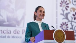 Foto que representa a Sheinbaum destaca caída histórica de la POBREZA  y crecimiento de CLASE MEDIA en México