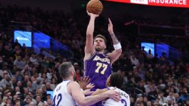 Foto que representa a LeBron James se rinde ante la 'magia' de Luka Doncic en una victoria de Lakers