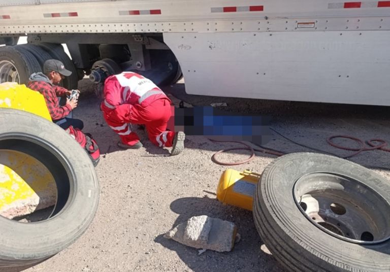 La víctima fue revisada por socorristas antes de confirmar su muerte