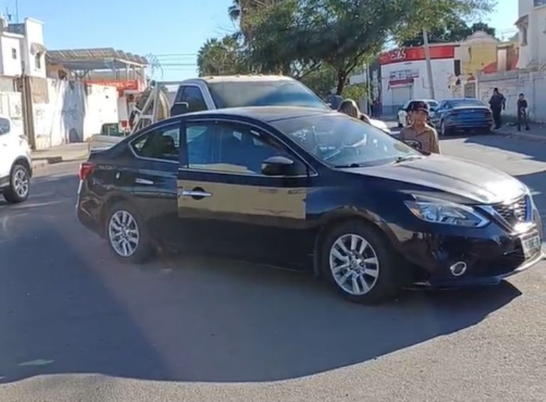 Las dos unidades quedaron en medio del bulevar tras el choque