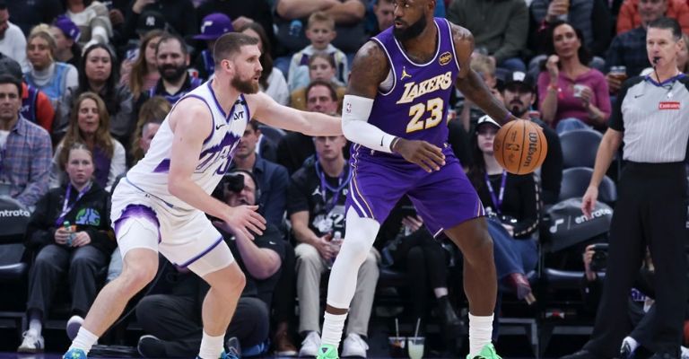 LeBron finalizó con un doble-doble