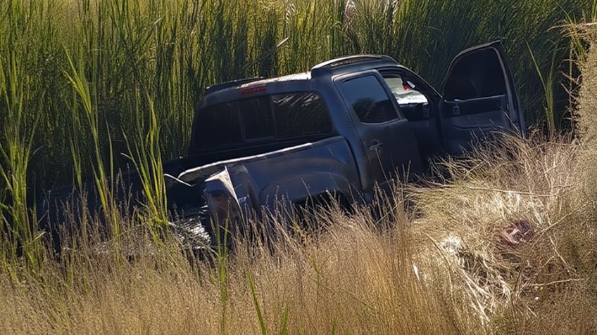 Camioneta termina dentro de canal en Ciudad Obregón; otro vehículo le cortó circulación