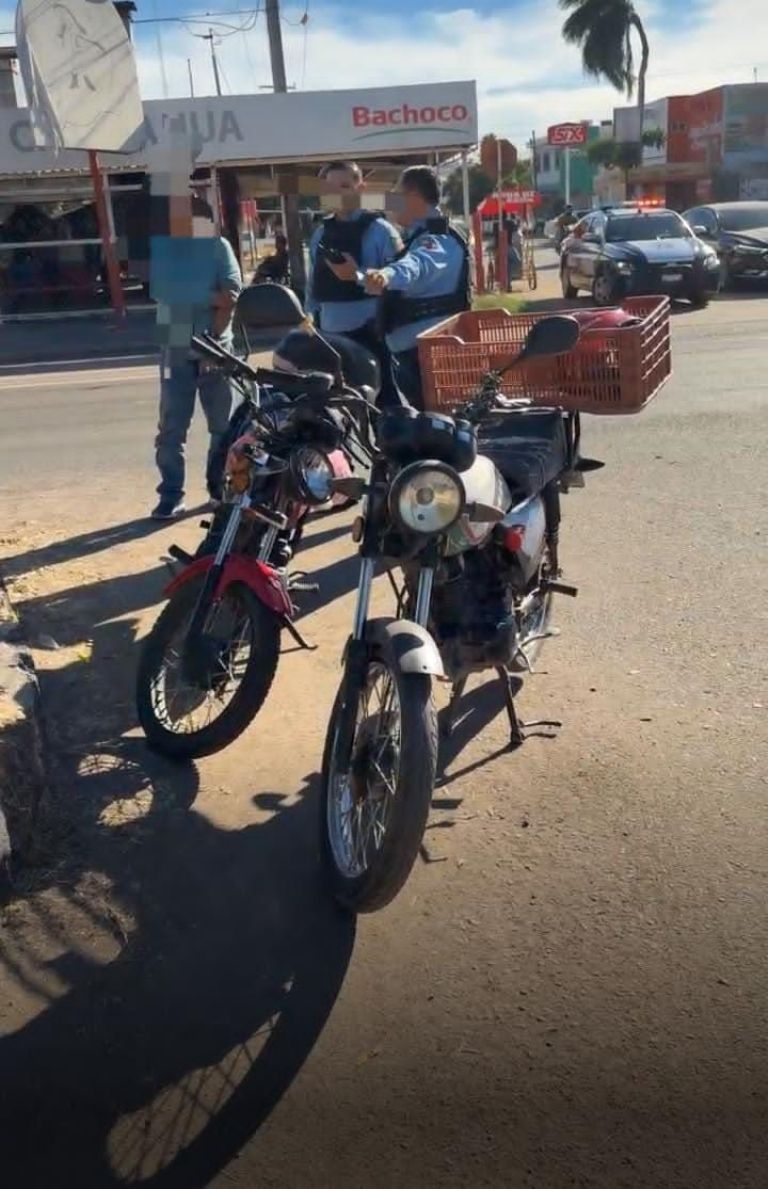 No hace alto y chocan dos motociclistas en boulevard Ramírez