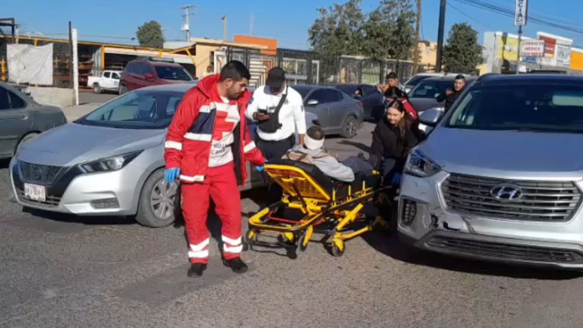 Todo por saltarse el alto: Motociclista termina con herida en la cabeza tras chocar en Hermosillo