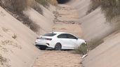 Foto ilustrativa de la nota titulada: Vehículo termina dentro de canal pluvial en Hermosillo; derribó varios árboles antes de caer