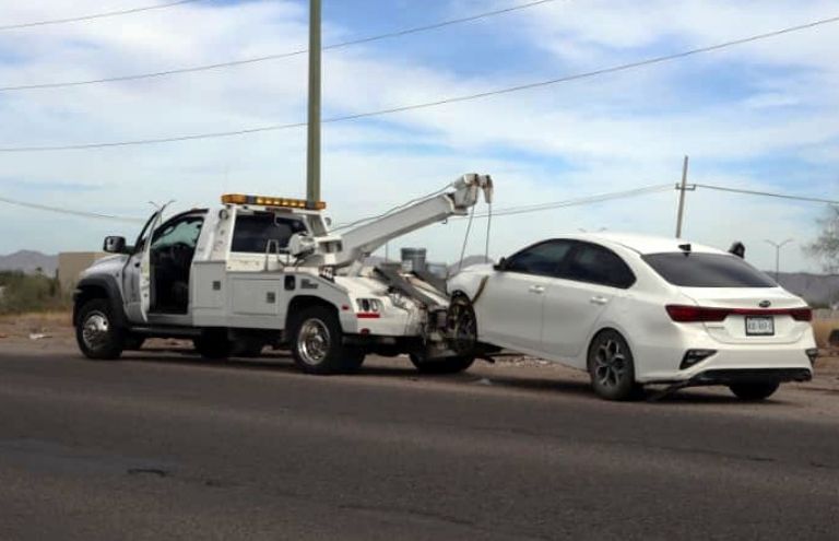 El Kia Forte fue sacado del canal y remolcado por una grúa