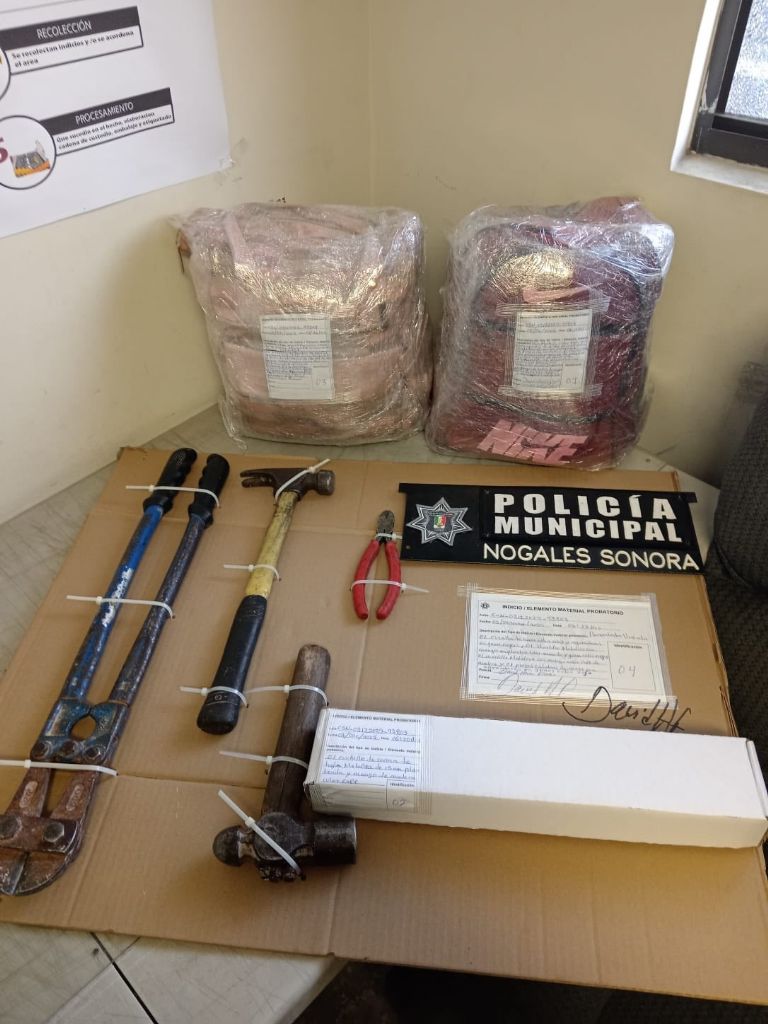 Algunos de los objetos decomisados durante el operativo