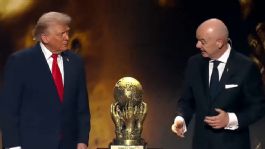 Foto que representa a Entre aplausos y controversia, Donald Trump es galardonado con el Premio de la Paz de la FIFA