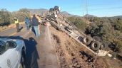 Foto ilustrativa de la nota titulada: Tráiler cargado con cobre sufre volcadura y termina fuera del camino en una carretera de Sonora