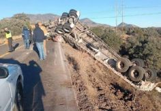 Foto ilustrativa de nota Tráiler cargado con cobre sufre volcadura y termina fuera del camino en una carretera de Sonora