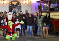 Foto ilustrativa de nota Navidad 2025: Trolebús Turístico de Hermosillo inicia la ruta navideña con Santa Claus y Grinch