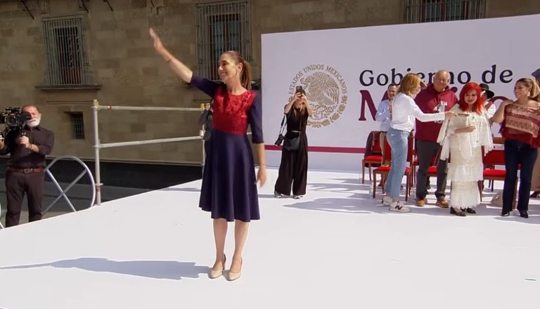 Claudia se despide de los simpatizantes tras terminar el discurso