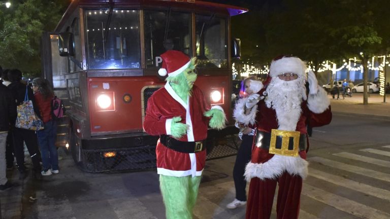 Grinch y Santa forman parte del Trolebús Turístico en Hermosillo
