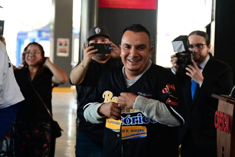 Histórica ceremonia de retiro de número y entronización para Yaquis de Obregón