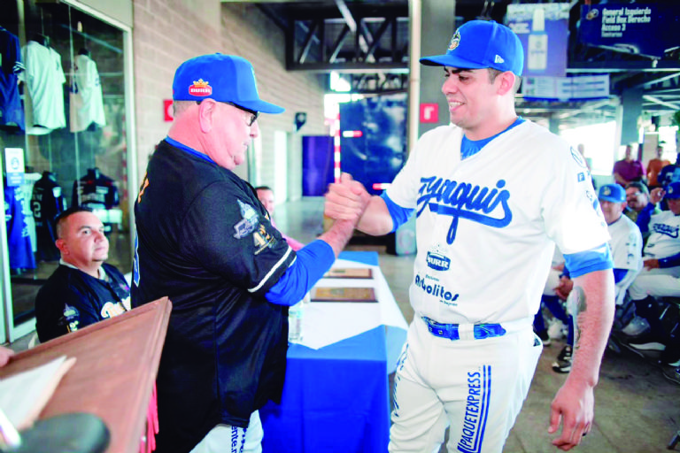 Histórica ceremonia de retiro de número y entronización para Yaquis de Obregón