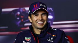 Foto que representa a 'Checo' Pérez se 'burla' tras el fracaso de Verstappen y felicita a Lando Norris por su título de la F1