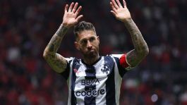 Foto que representa a Sergio Ramos se 'despide' de la afición tras la eliminación de los Rayados del Monterrey