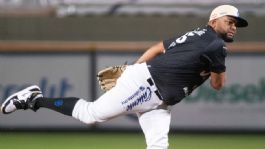 Foto que representa a Yaquis derrotan a Tomateros y rescatan el último juego de la serie en casa