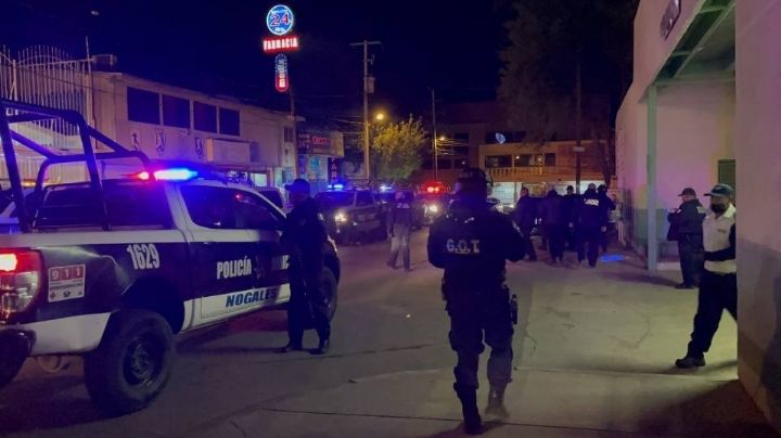 Lo sorprenden en plena calle: Agarran a golpes a sujeto mientras caminaba en Nogales, Sonora