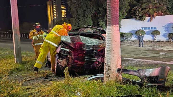 VIDEO: Pareja estrella su vehículo contra una palmera en el bulevar Tetakawi de San Carlos