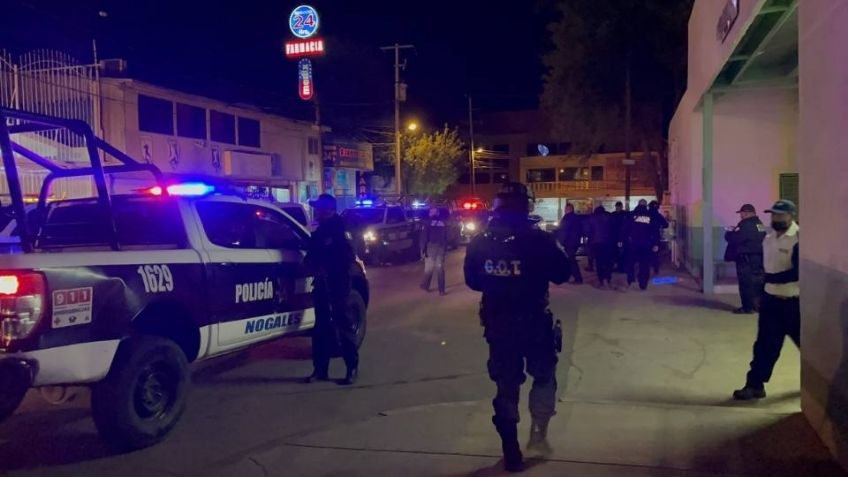 Lo sorprenden en plena calle: Agarran a golpes a sujeto mientras caminaba en Nogales, Sonora