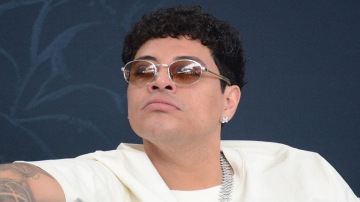 VIDEO: Eduin Caz deja en shock a millones al romper pantalla en pleno concierto en Colombia por esto