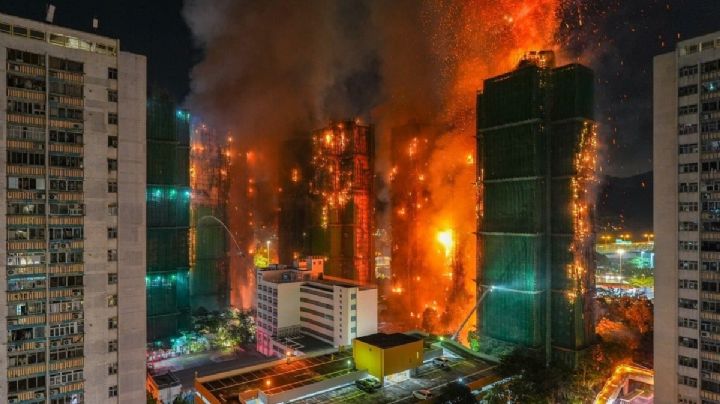 Sube a 160 el número de muertos por VORAZ INCENDIO en Hong Kong; aún buscan a desaparecidos