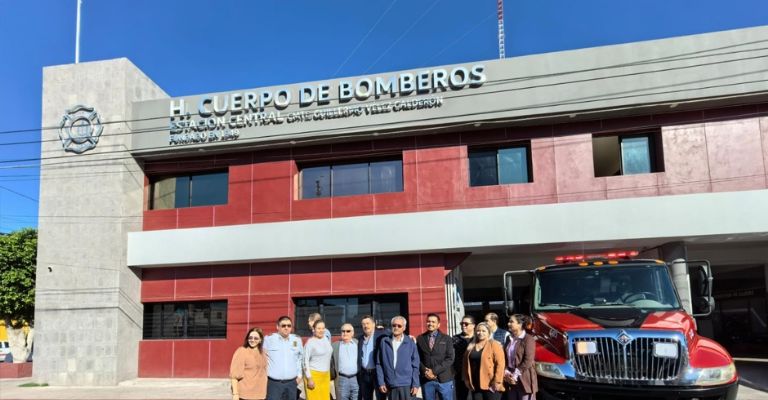 Entregan vehículos y equipos al Departamento de Bomberos de Cajeme