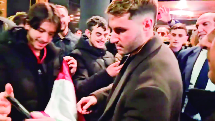 Santiago Giménez causa sensación en su llegada a Italia: Este domingo firmaría con el Milan