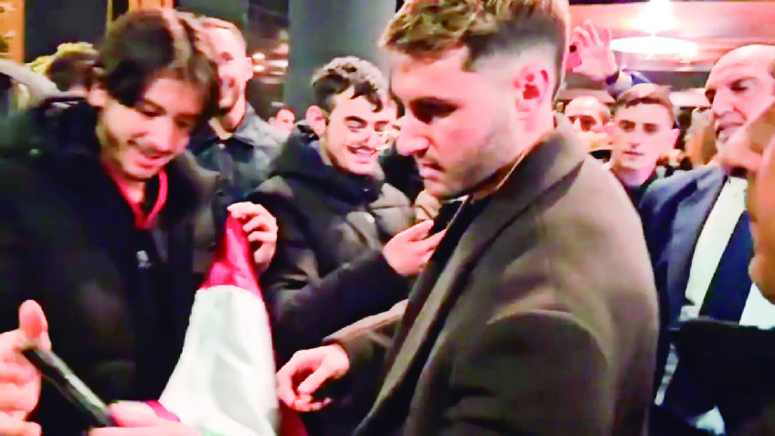 Santiago Giménez causa sensación en su llegada a Italia: Este domingo firmaría con el Milan