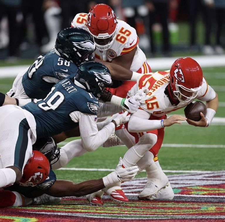 Patrick Mahomes da la cara por los Chiefs