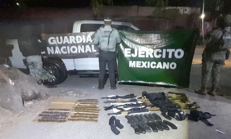 El armamento decomisado dentro de un automóvil abandonado