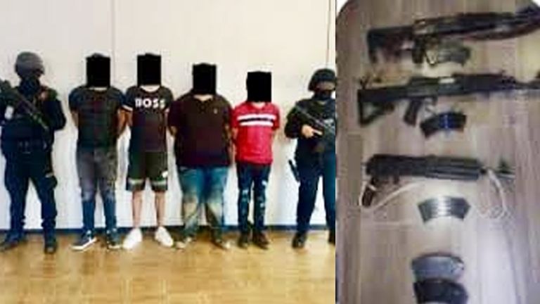 Los cuatro sujetos detenidos y algunas de las armas aseguradas