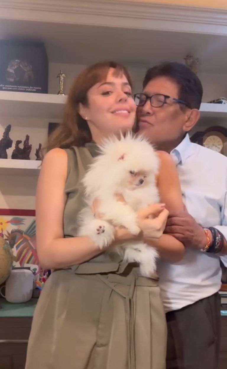 Eva Daniela y Juan Osorio le dan la bienvenida a su nuevo 'hijo'
