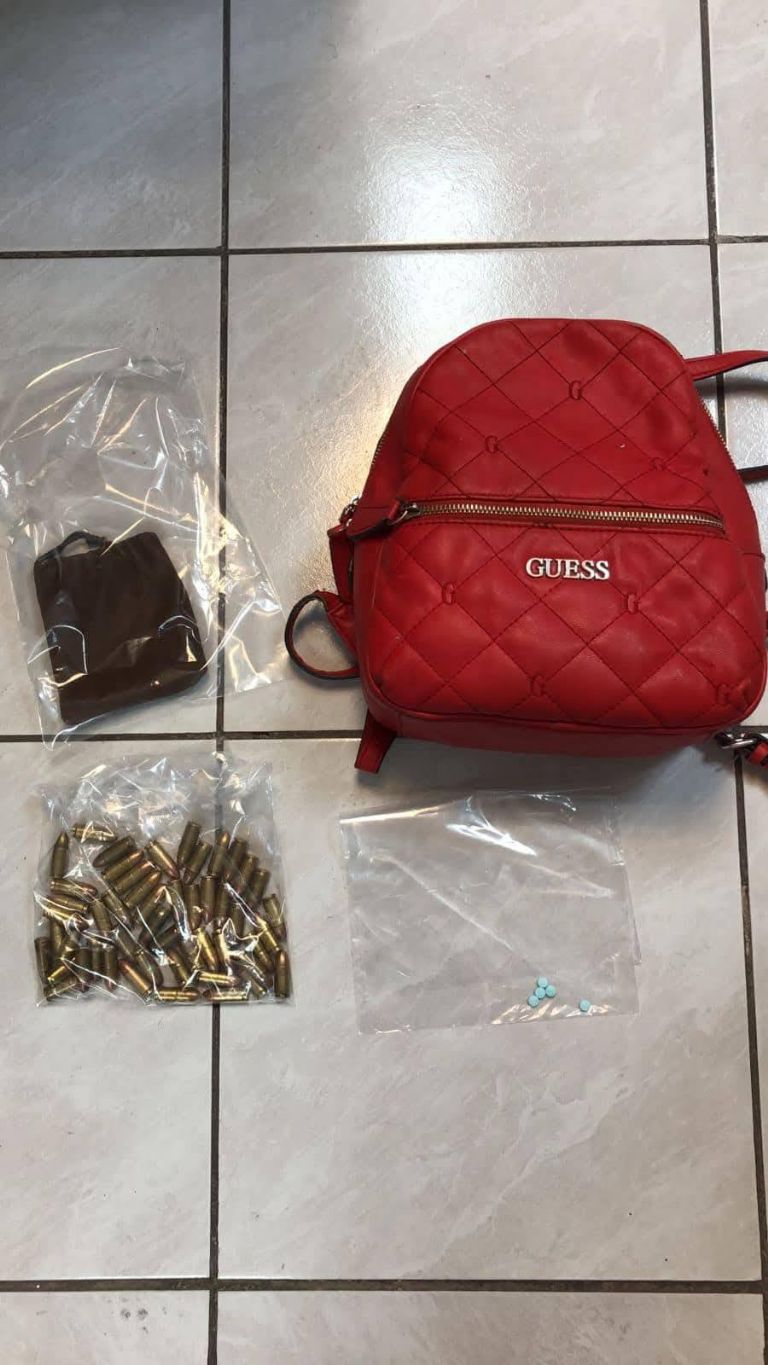 Nogales: Agarran a mujer con droga y auto robado tras dejar a amigo herido en la Cruz Roja