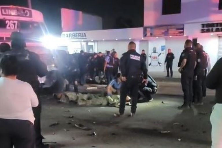 Militares esperan atención médica tendidos sobre el pavimento