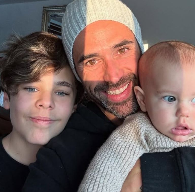 Matías Novoa junto a sus dos hijos