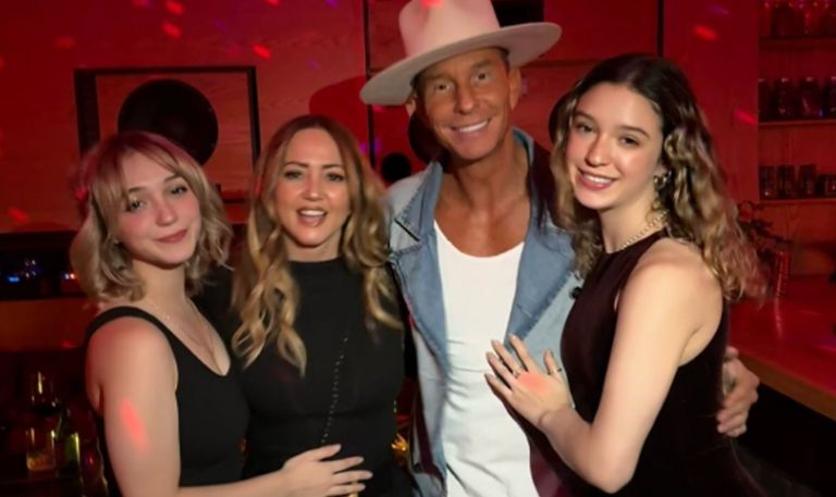 Andrea Legarreta junto a su familia