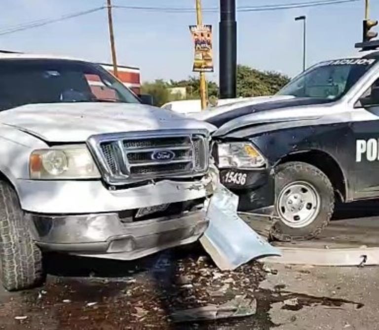 La patrulla se impactó de frente contra la pick up