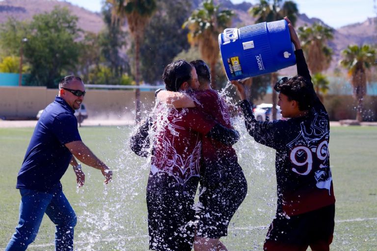 Cajeme celebrando el título