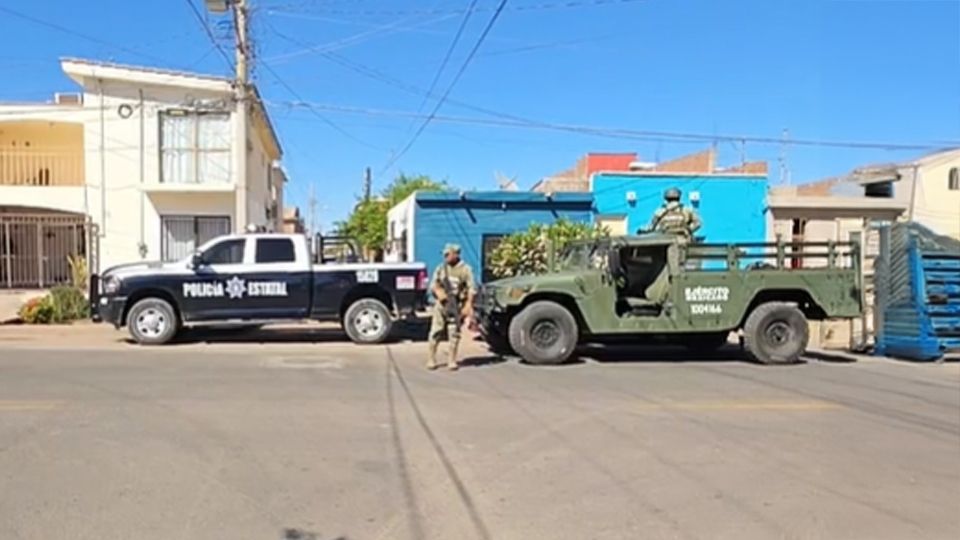 Policías y militares resguardan la escena del crimen