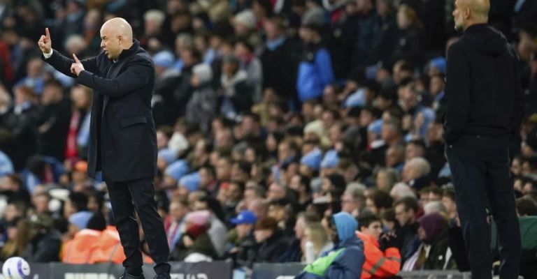 Slot le ganó la partida a Guardiola