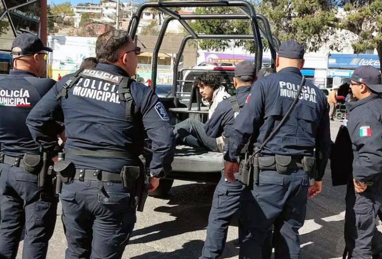 El hombre detenido fue subido a una patrulla municipal