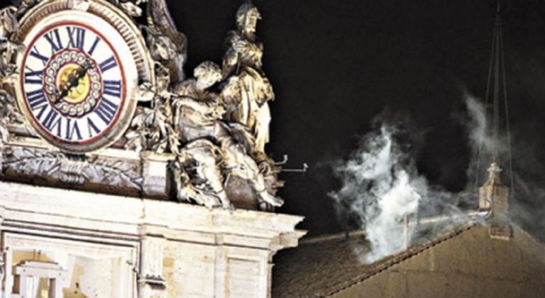 La elección del nuevo Papa es anunciada mediante la tradicional fumata blanca. Foto: Internet
