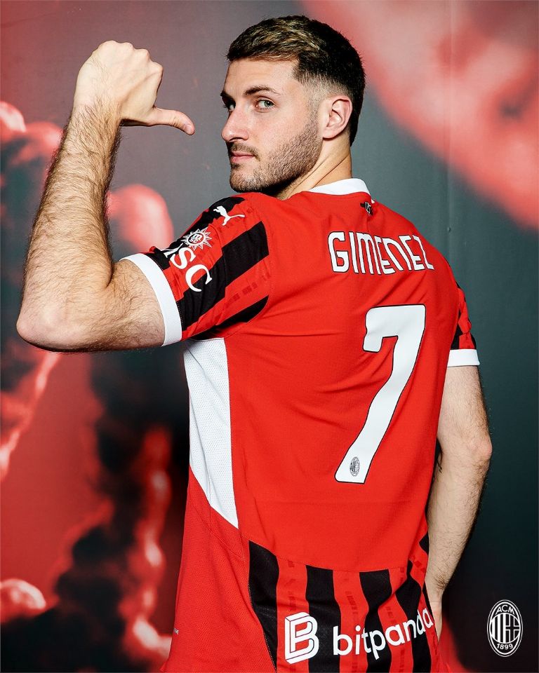 Santiago Giménez con el Milan