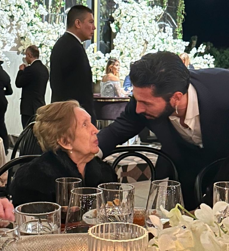 Poncho De Nigris confirma la muerte de su abuelita