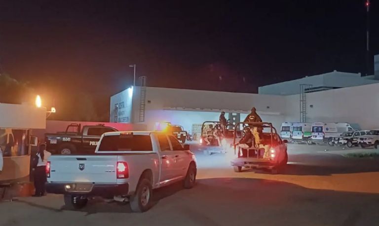 ombre con impactos de bala en el pecho es ingresado a hospital de Obregón. Foto: Facebook